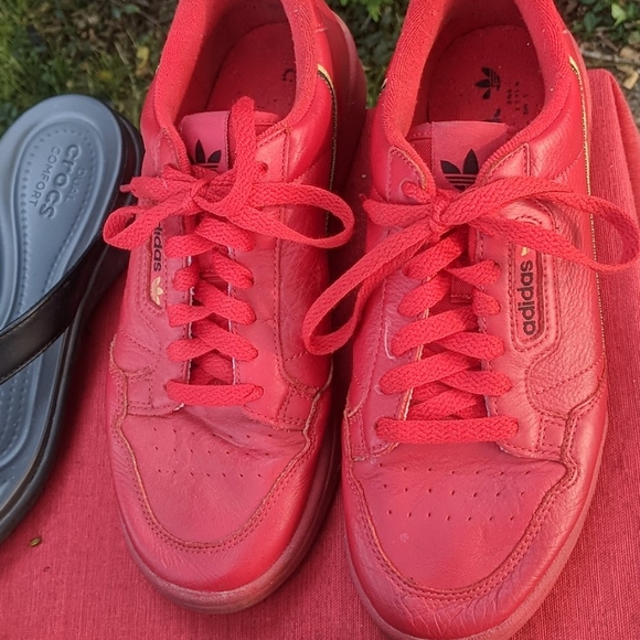 Size 8 red Reebok - Picture 3 of 4